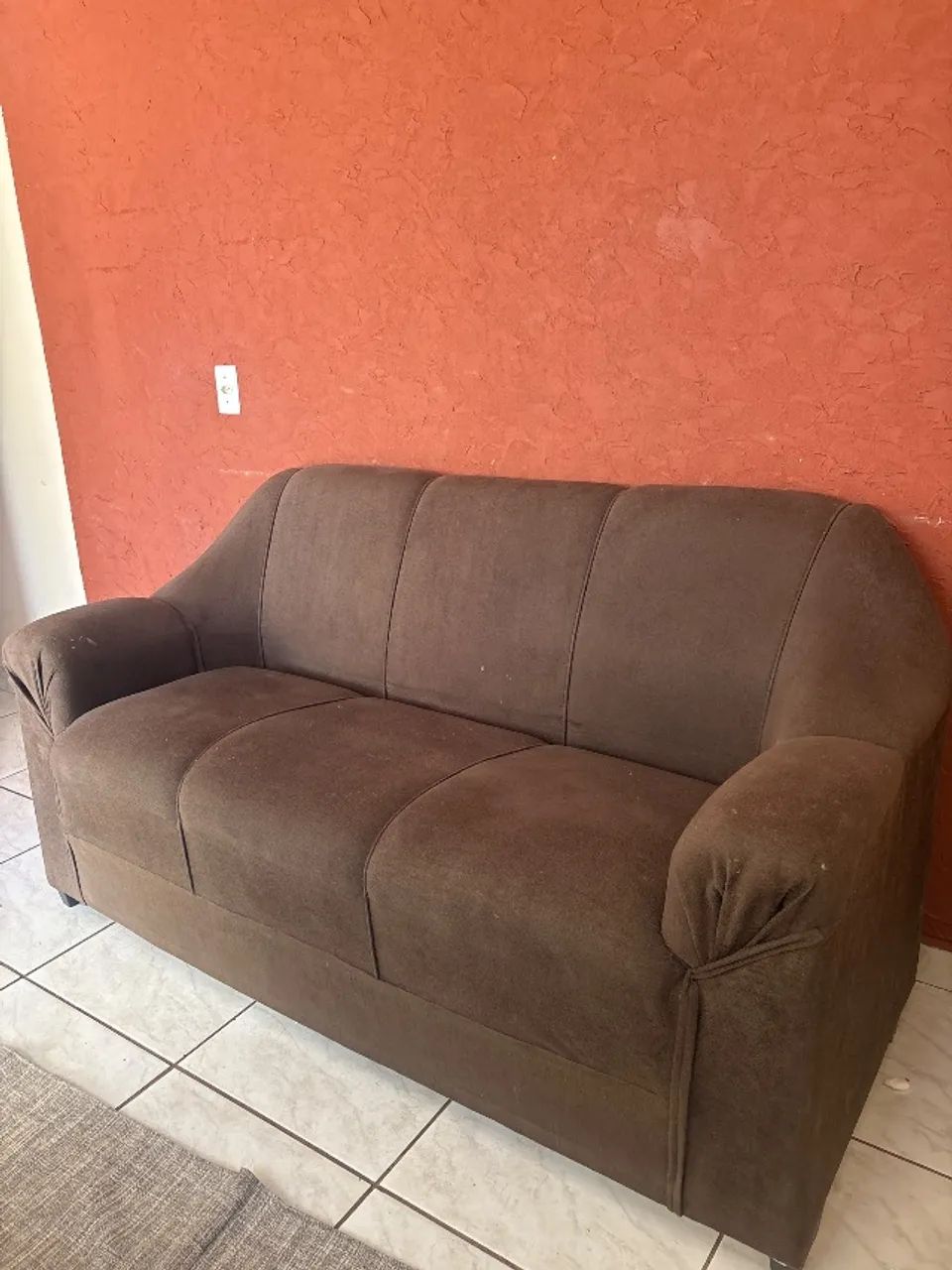 Conjunto de duas peças de sofá, um com 3 lugares, outro com 2 lugares. 