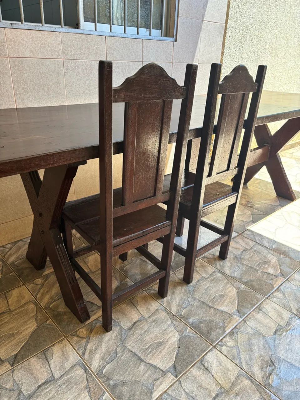 Mesa de madeira maciça com dez cadeiras  - Foto 2