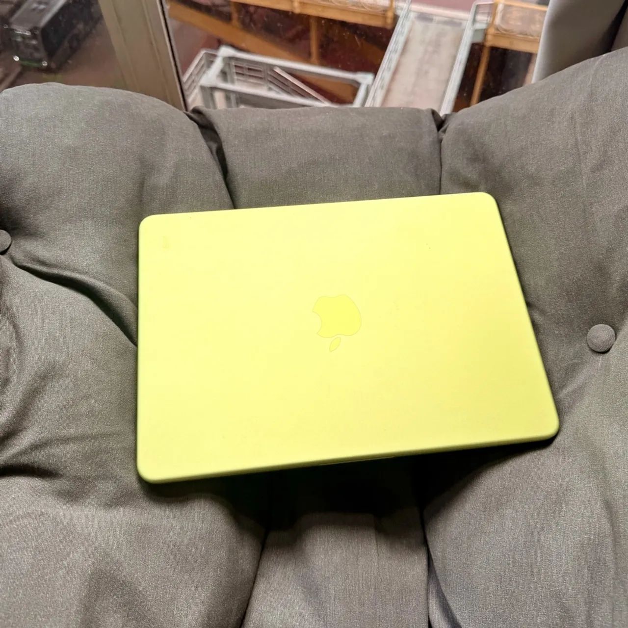 MacBook Neo Citrus 512GB | A18 Pro | 8GB RAM | Touch ID | Usado 4