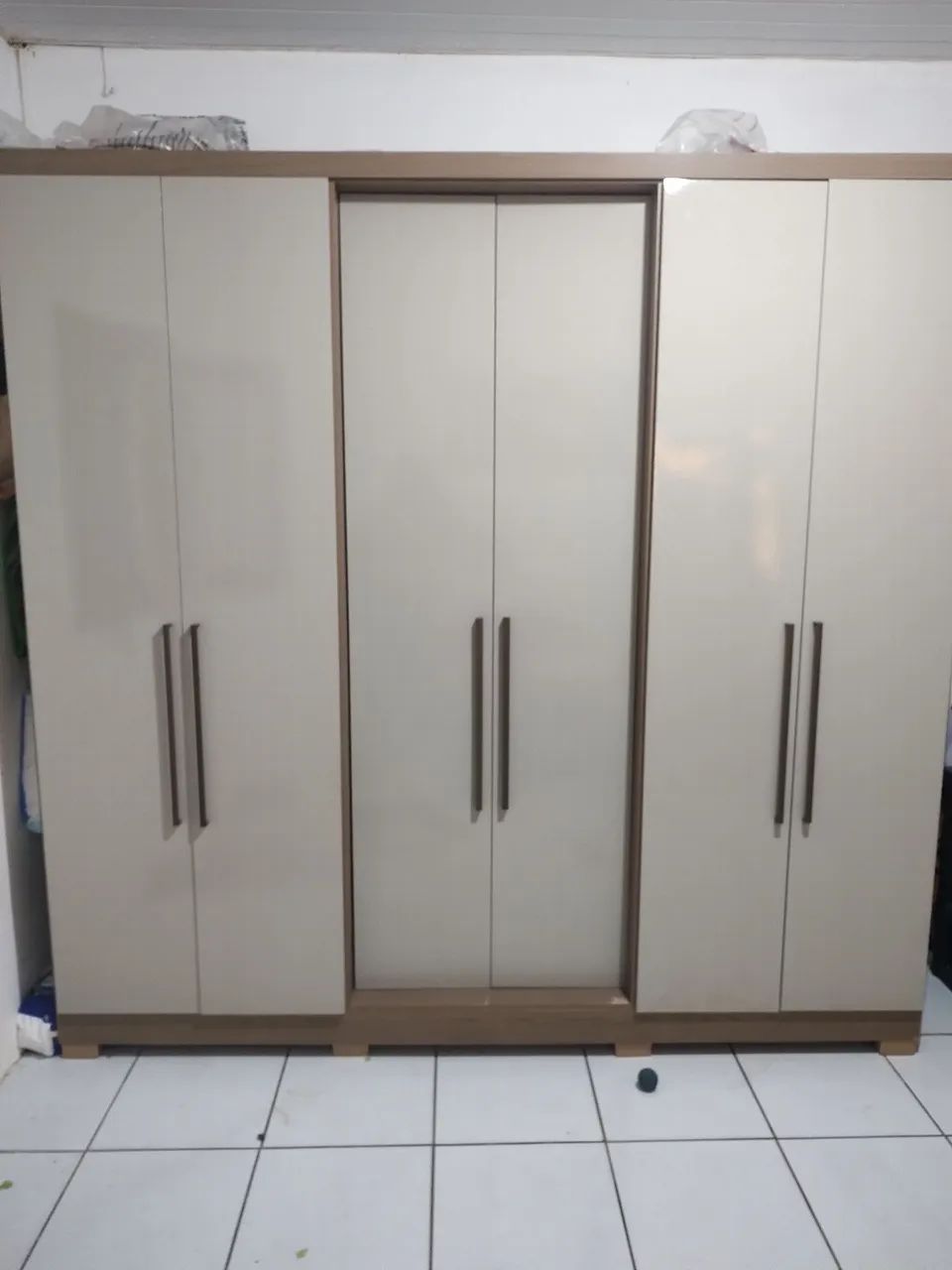 Excelente guarda roupa 6 porta e 4 gavetas