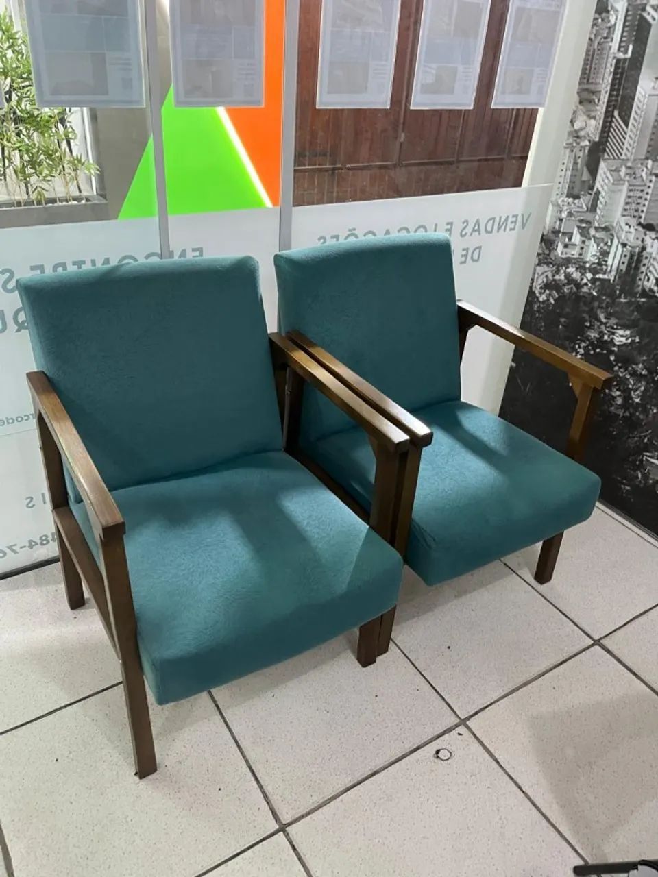 Poltronas azuis para recepcão