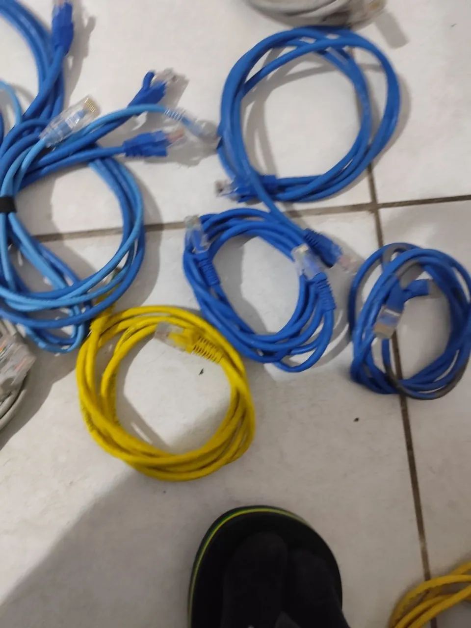 Mouse, cabo de rede, cabo de força, cabo HDMI e VGA.