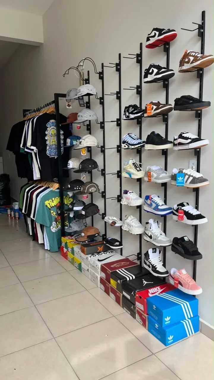 Araras para loja, arara de roupa, tenis e boné.  - Foto 2