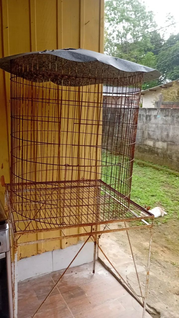 Gaiola grande com mesa junto