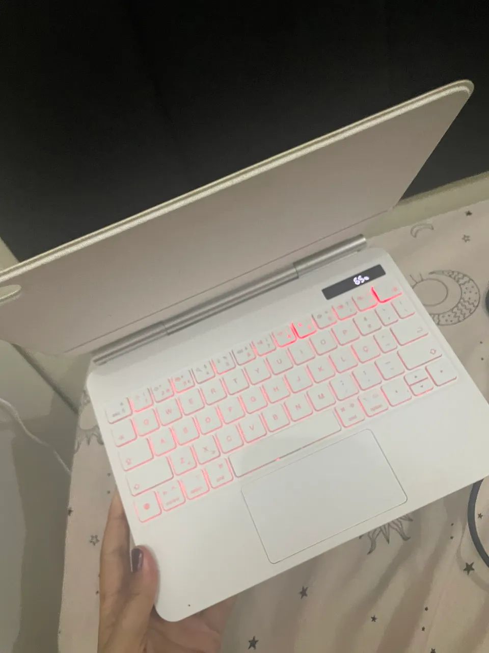 Capa Teclado Magnética Bettdow p/ iPad com Trackpad, RGB e Visor LED - Branca