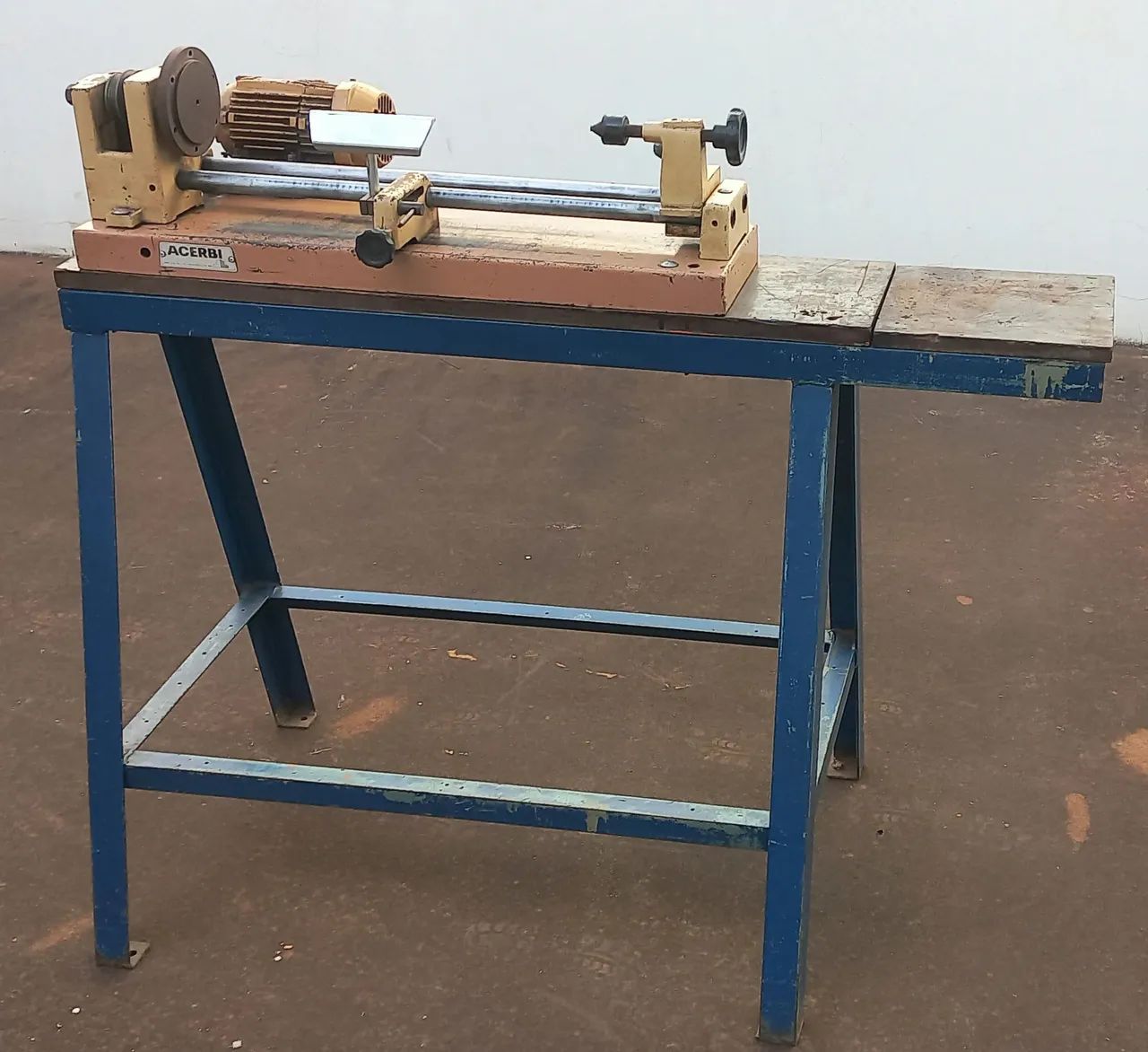 Torno para madeira Acerbi, com cavalete.
