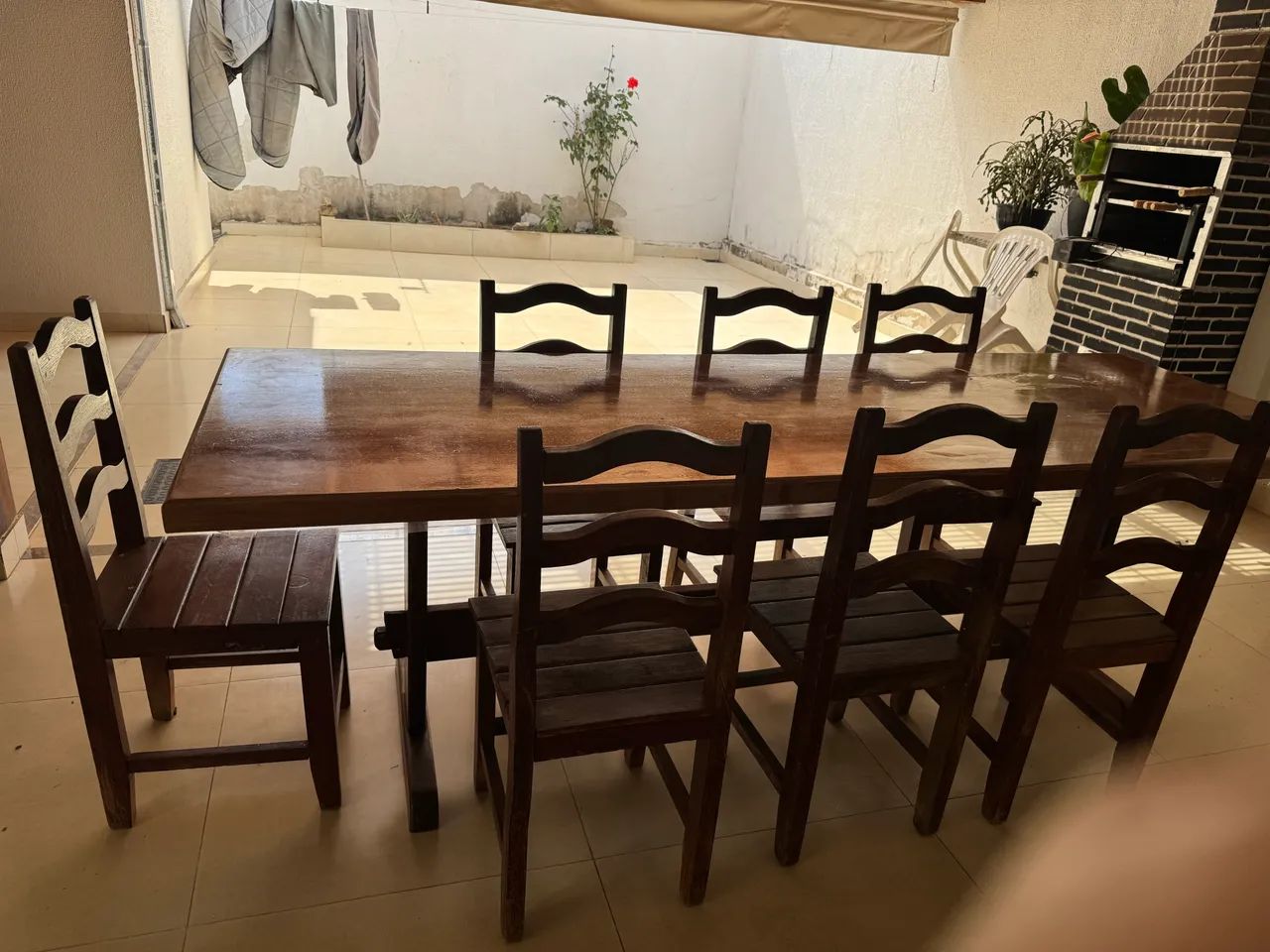 Mesa de madeira com 7 cadeiras