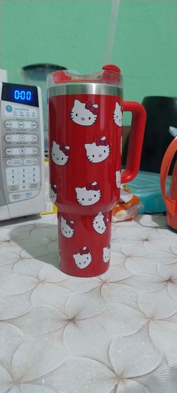 Garrafa de 1L da hello kitty vermelha temu, com defeito - Foto 2