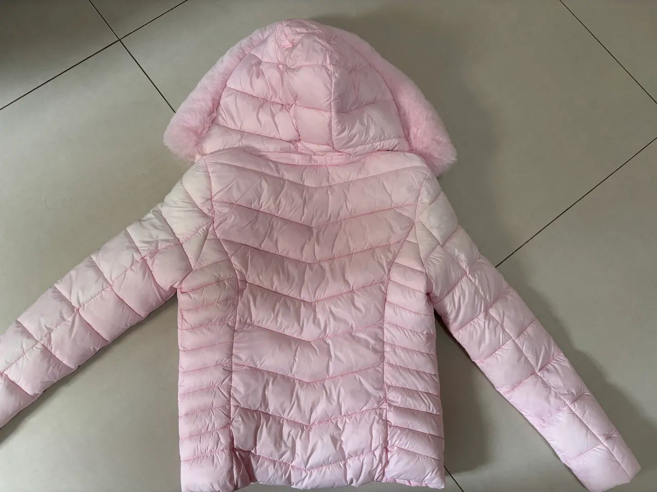 Jaqueta puffer rosa nova com etiqueta  - Foto 4