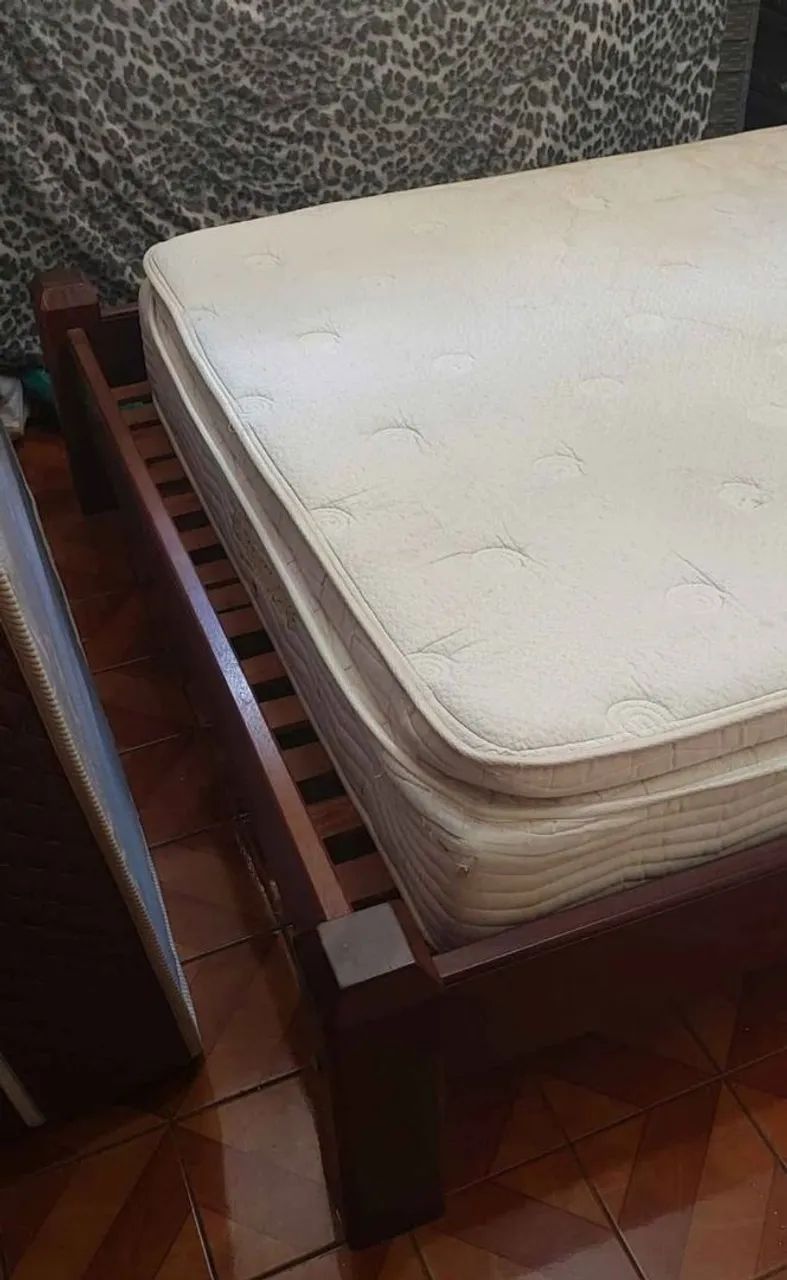 Cama artesanal de madeira nobre