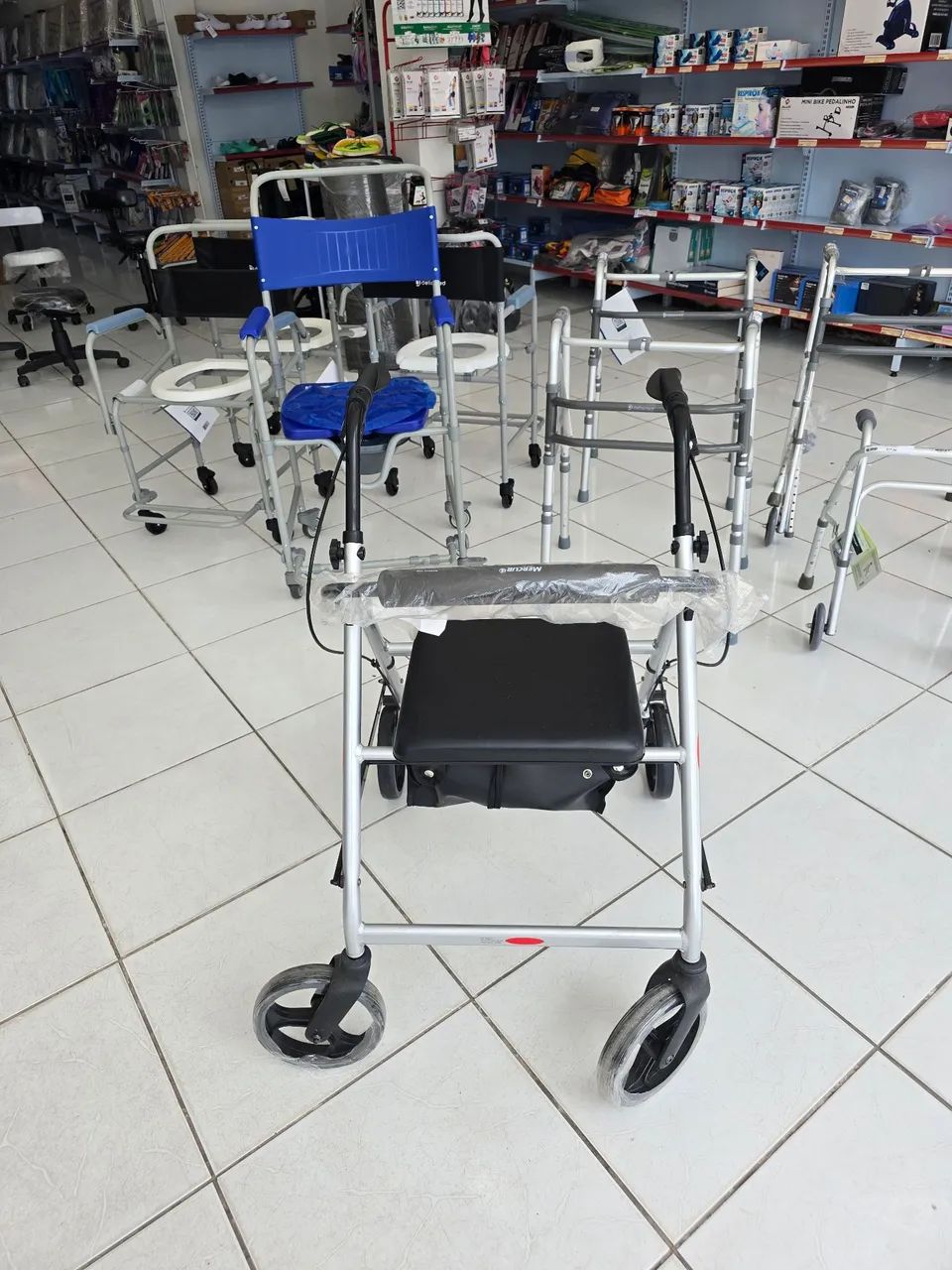 Andador com assento, cesta e 4 rodas Mercur - Foto 2