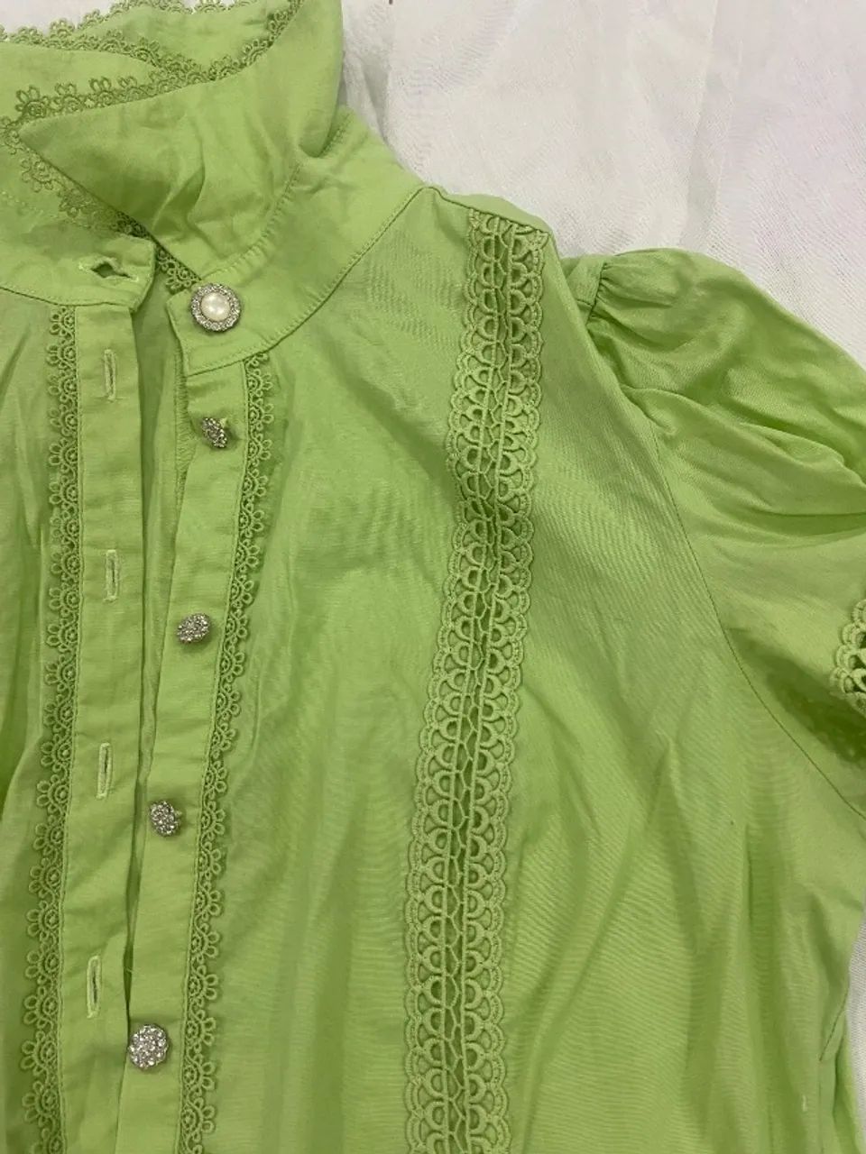 Camisa Doce Maria sofisticada com renda - semi nova - Foto 4