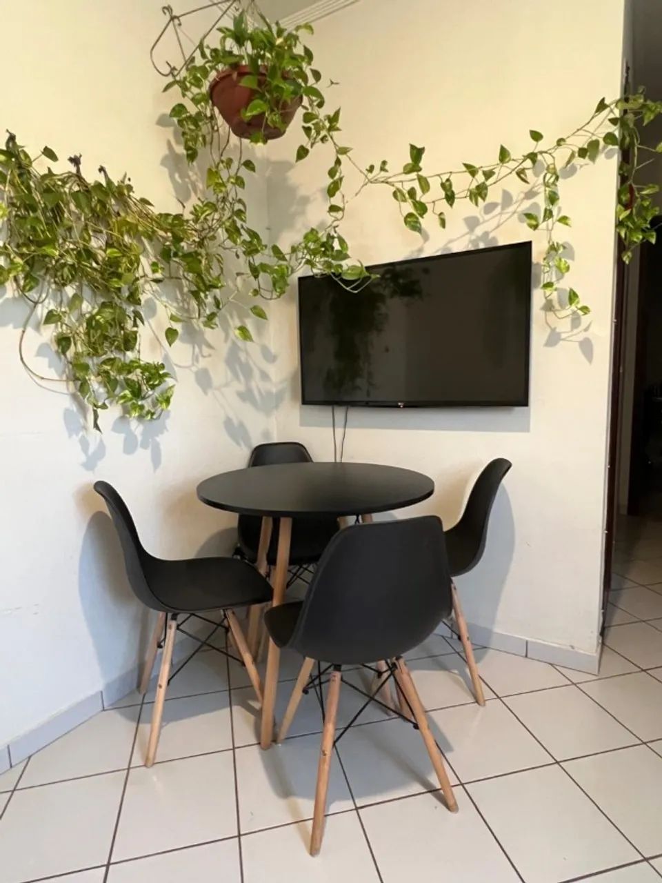 Mesa com 4 cadeiras modernas (lindo conjunto) - Foto 2