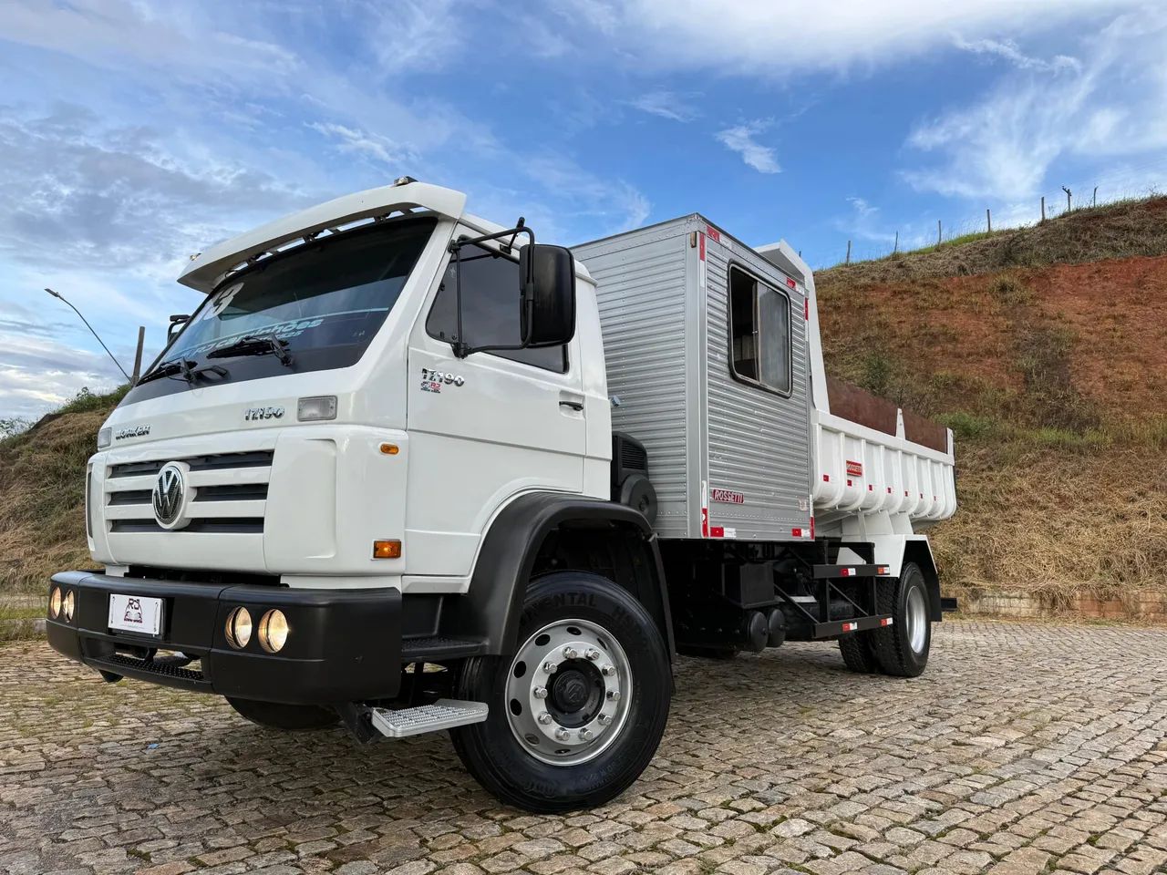 Caminhão toco báscula e  c módulo  8 passageiros 