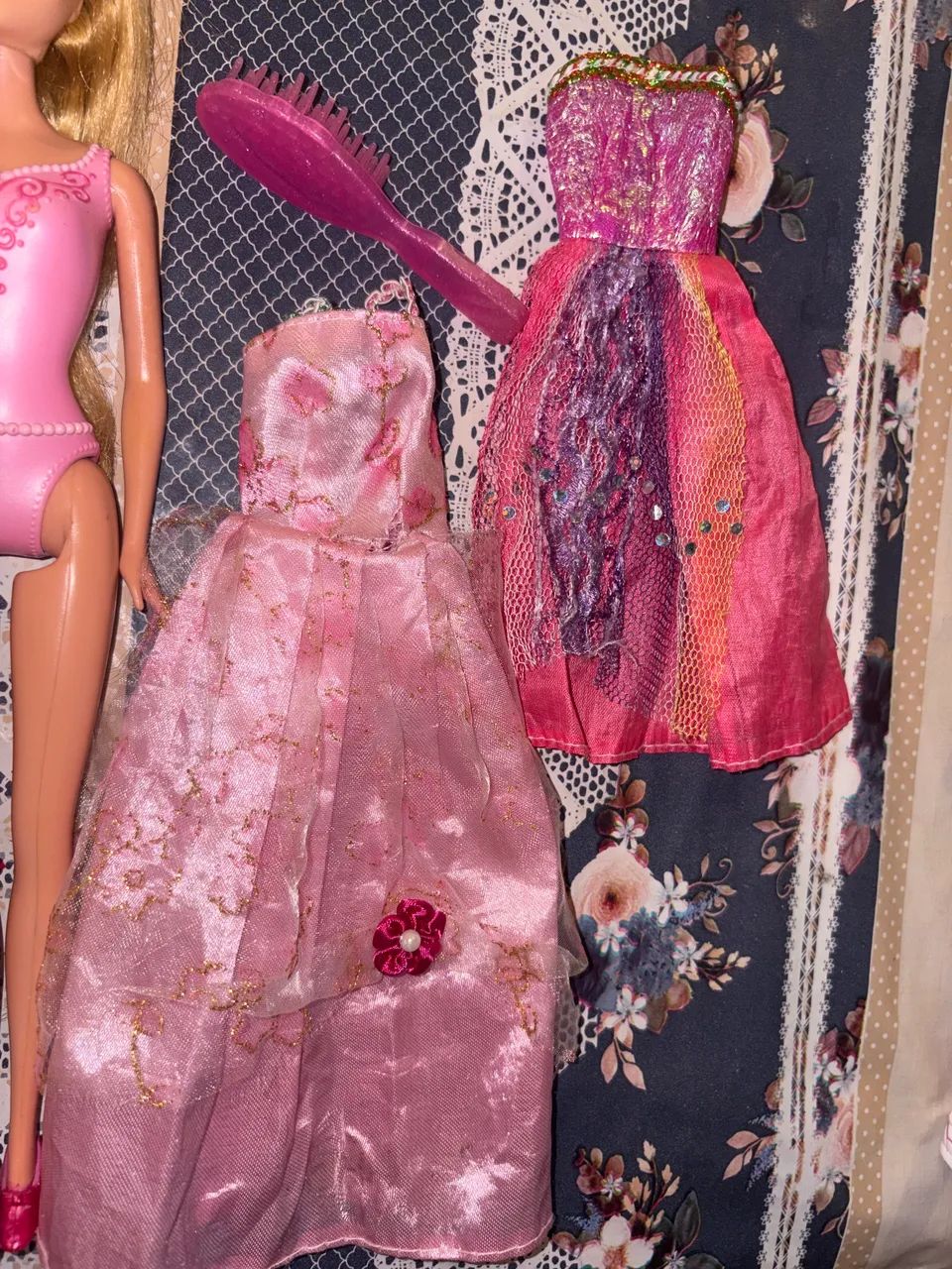 Boneca Princesa Aurora Bela Adormecida (Mattel) + Vestidos Extras e Pente - Foto 2