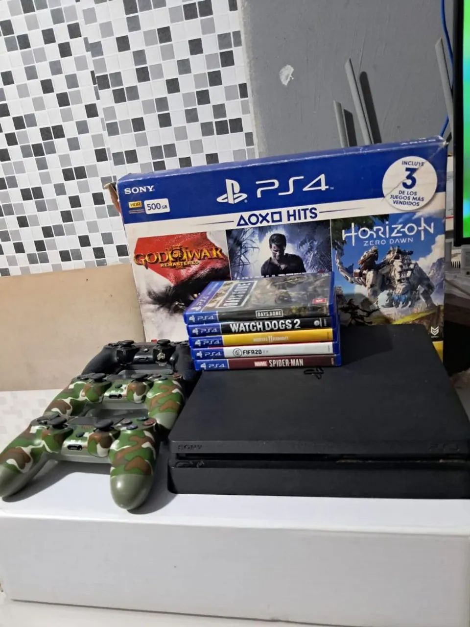 Vendo PlayStation 4 com 4 jogos funcionando perfeitamente HD de 1TB e 3 controles - Foto 2
