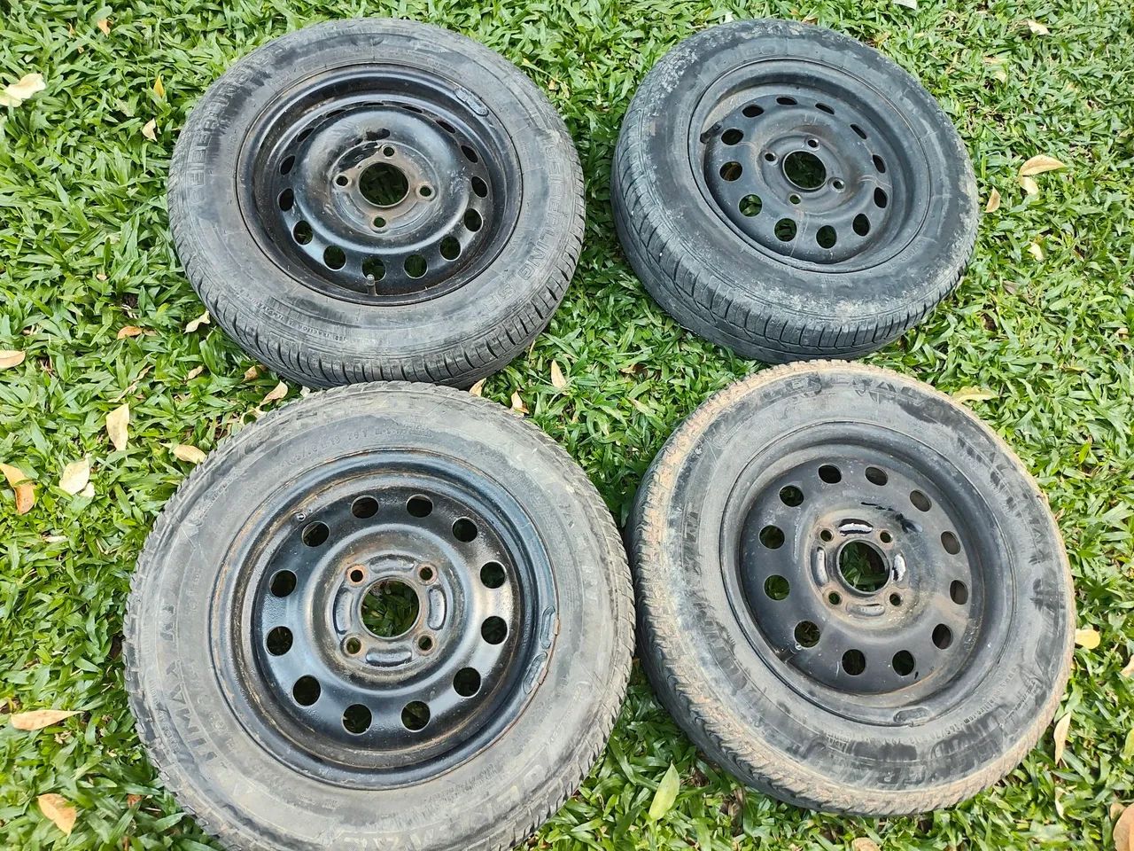 Rodas de ferro Ford com pneus 