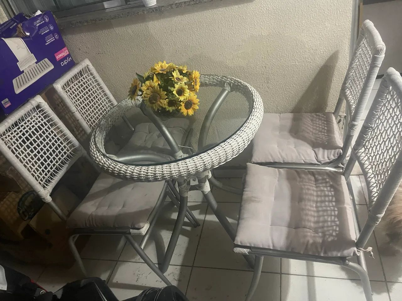 Mesa de vidro com quatro cadeiras