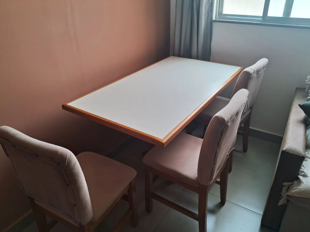 Mesa com 3 cadeiras. 