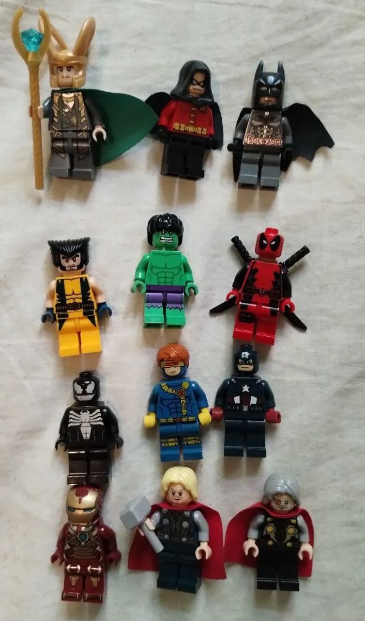 Lote Bonecos Lego: Kit Marvel e DC