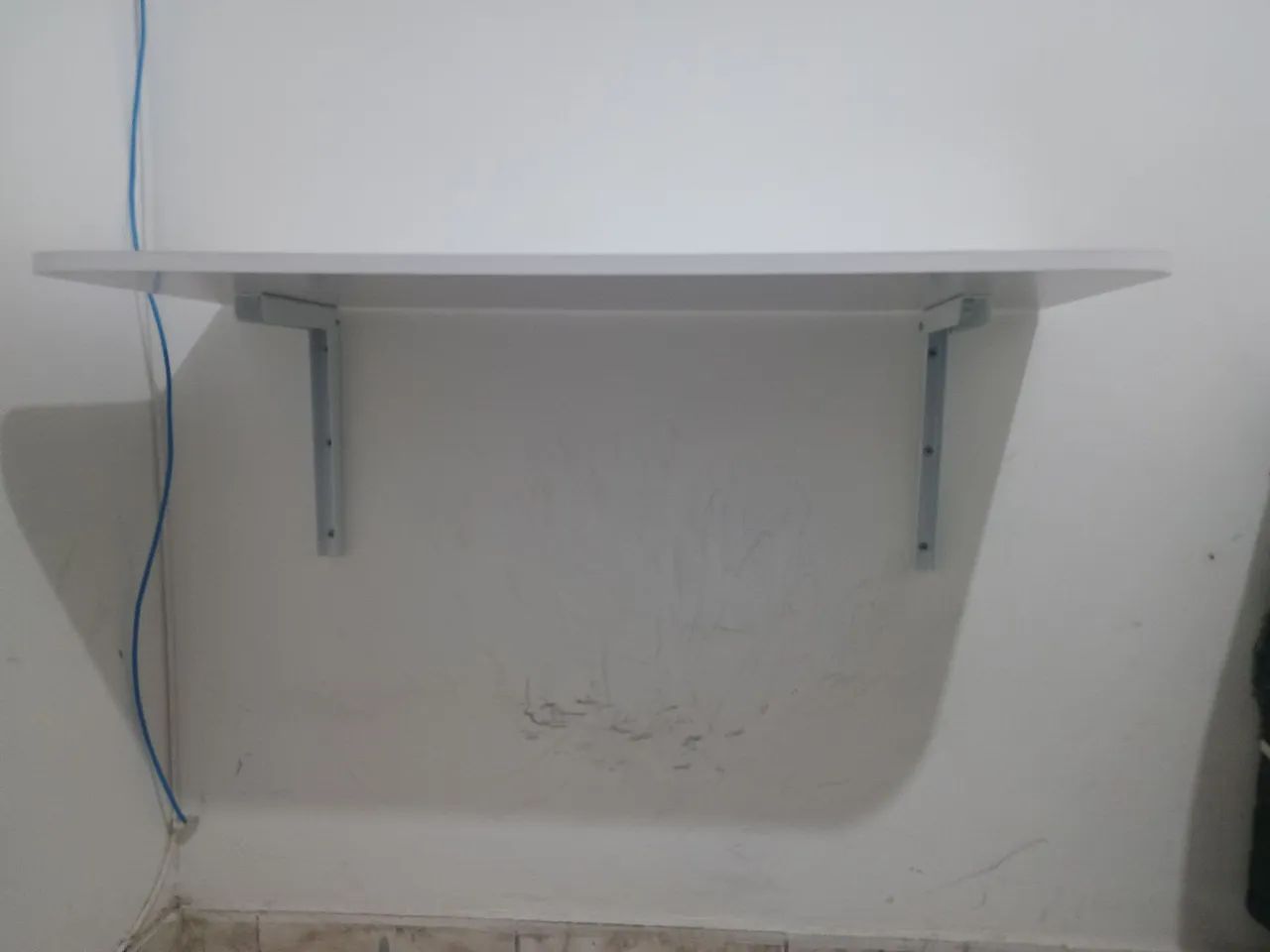 Mesa Suspensa / Prateleira de Parede Branca - Compacta e Funcional