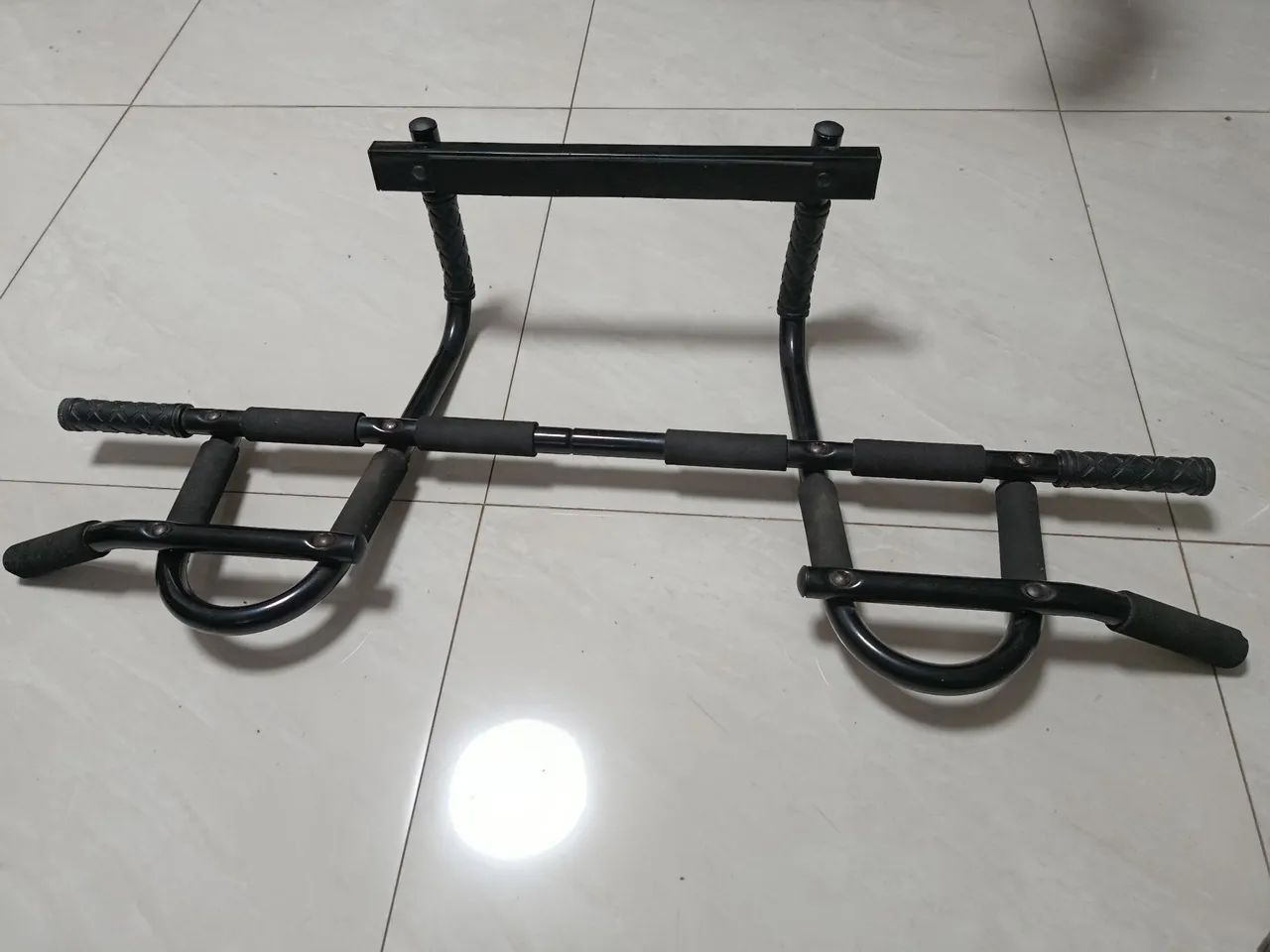 Barra multifuncional de porta (também conhecida como pull-up bar ou workout bar) - Foto 5