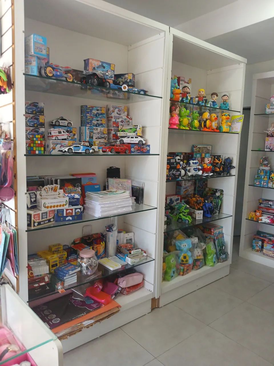 Móveis Comerciais para Loja - Estantes, Prateleiras de Vidro e Araras - Foto 4