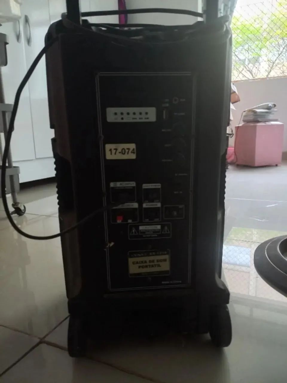 Caixa de Som preta com rodinhas  - Foto 2