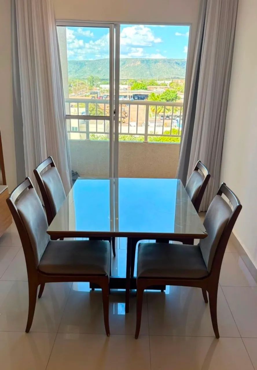 Vendo mesa e 4 cadeiras de madeira - Foto 3