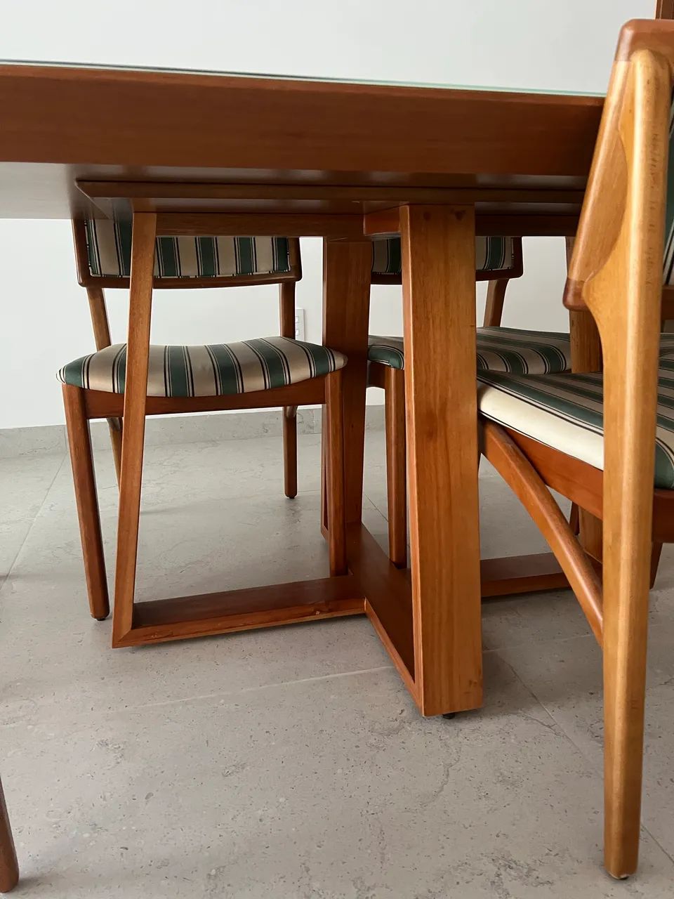 Mesa com 6 cadeiras base de madeira - Foto 3