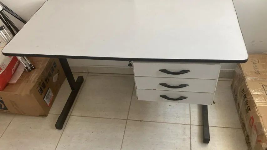 Mesa com 3 gavetas e chave