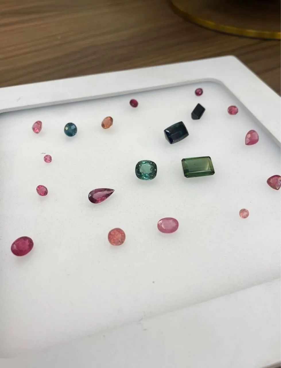 Lote de pedras preciosas turmalinas e esmeraldas 