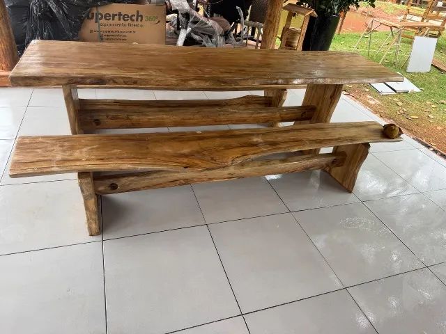 Mesa de madeira rústica 