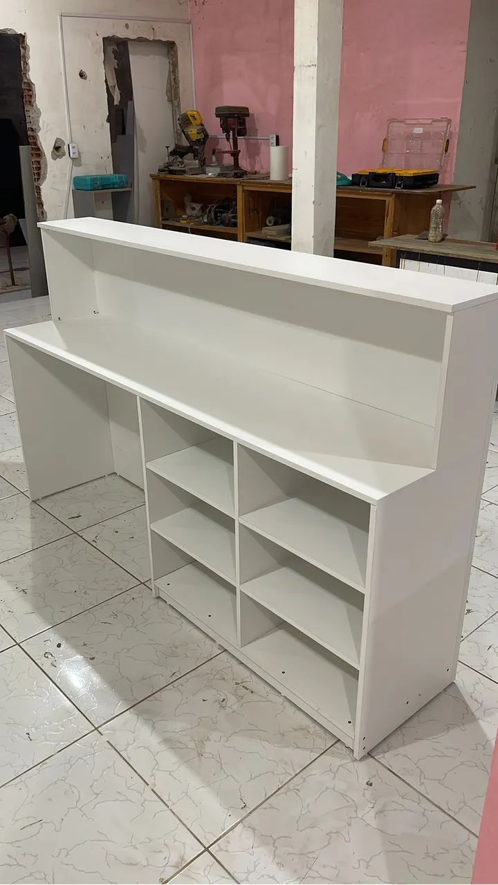Balcão recepção reto com prateleira 