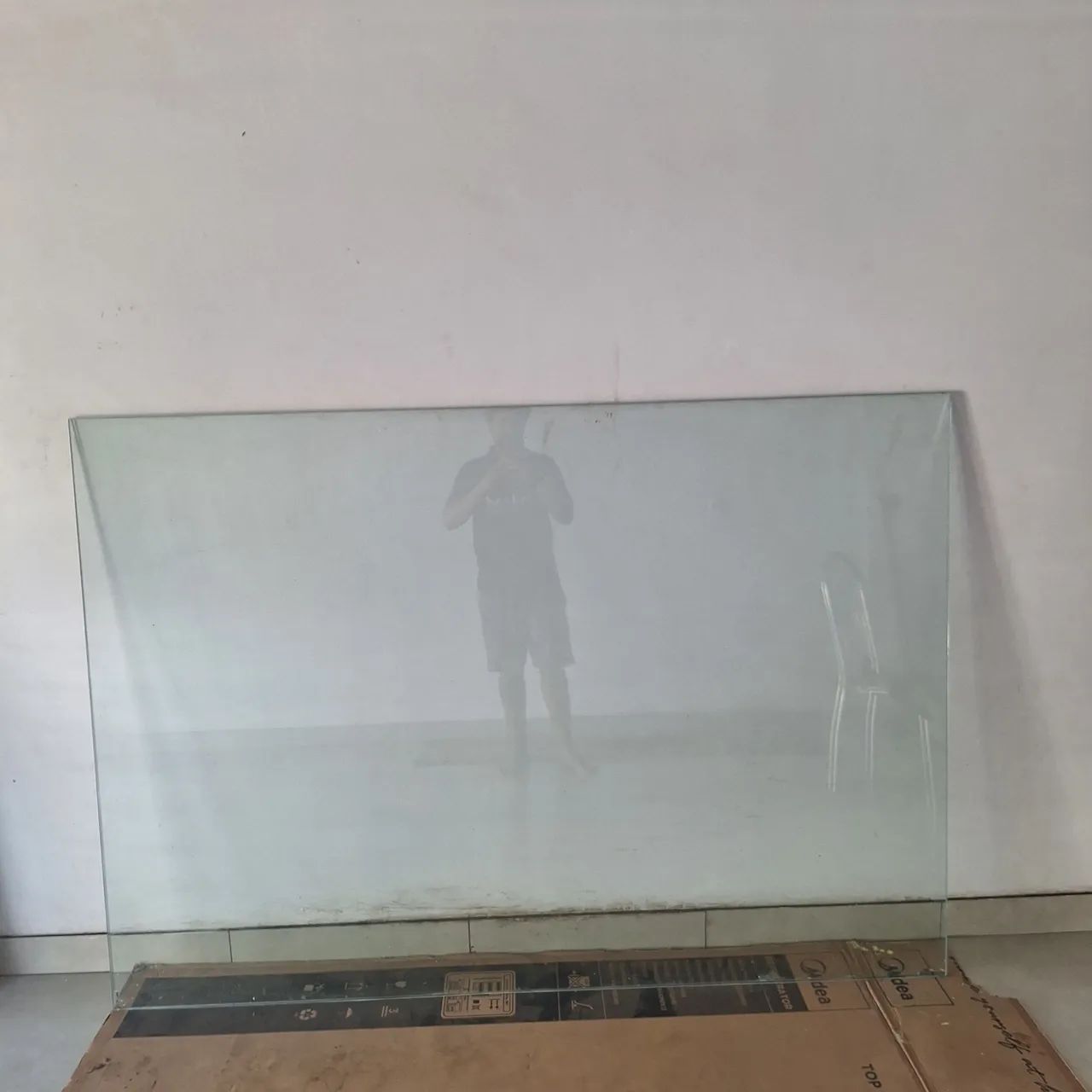 Vendo 2 folhas de vidro temperada.