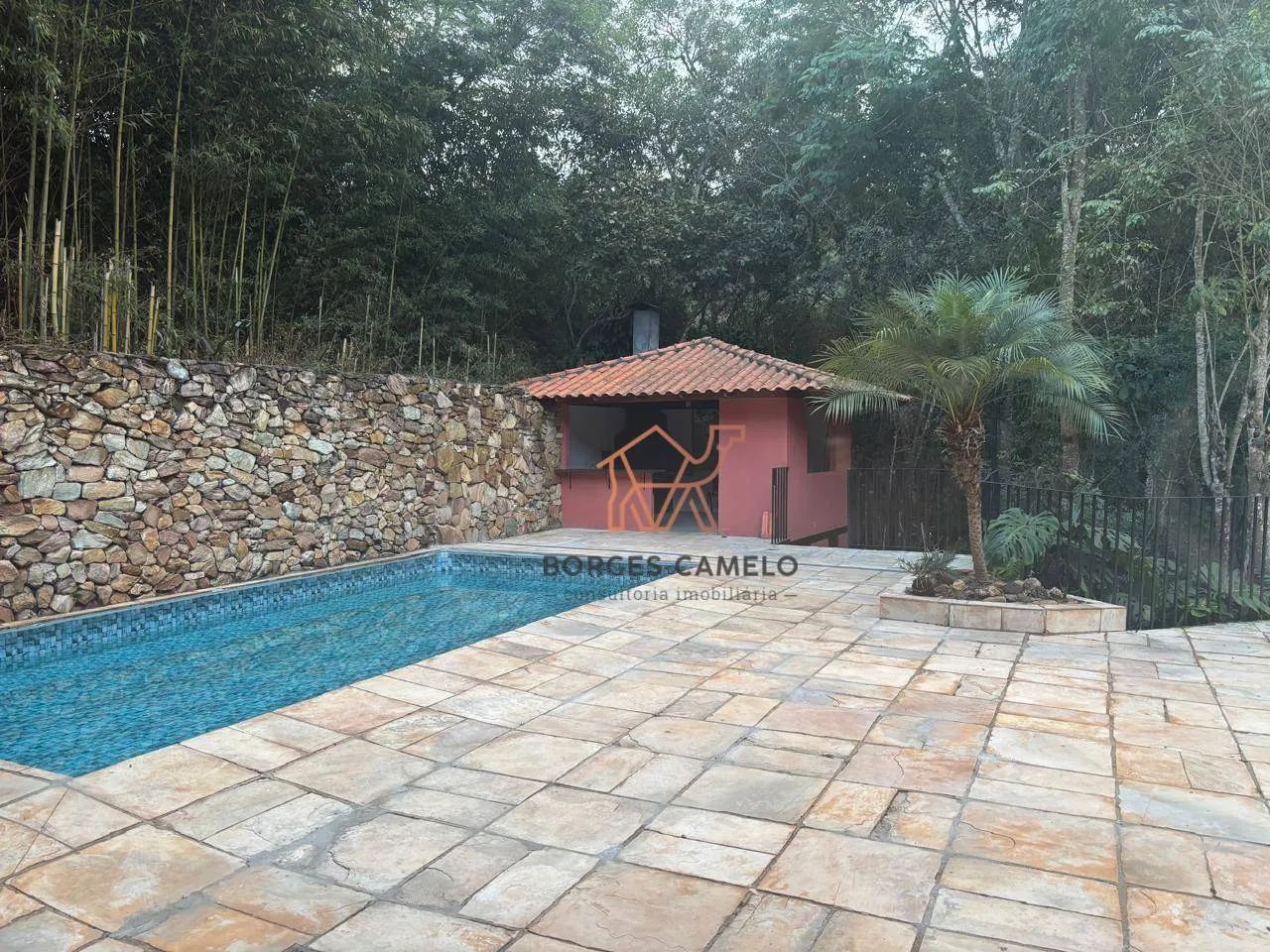 charmosa casa com amplo quintal - Foto 3