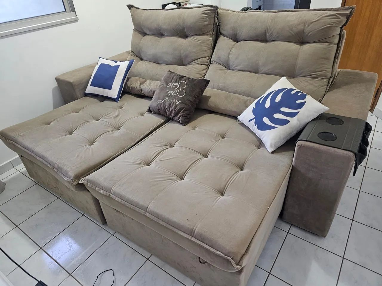 Sofa retrátil semi novo em tecido suede - Foto 3