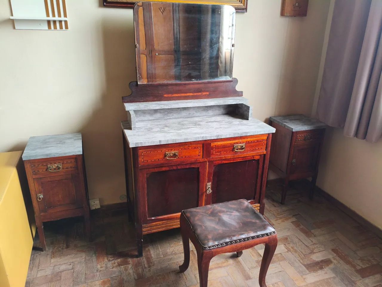 Móveis de quarto antigos - penteadeira e dois criados mudos. - Foto 5