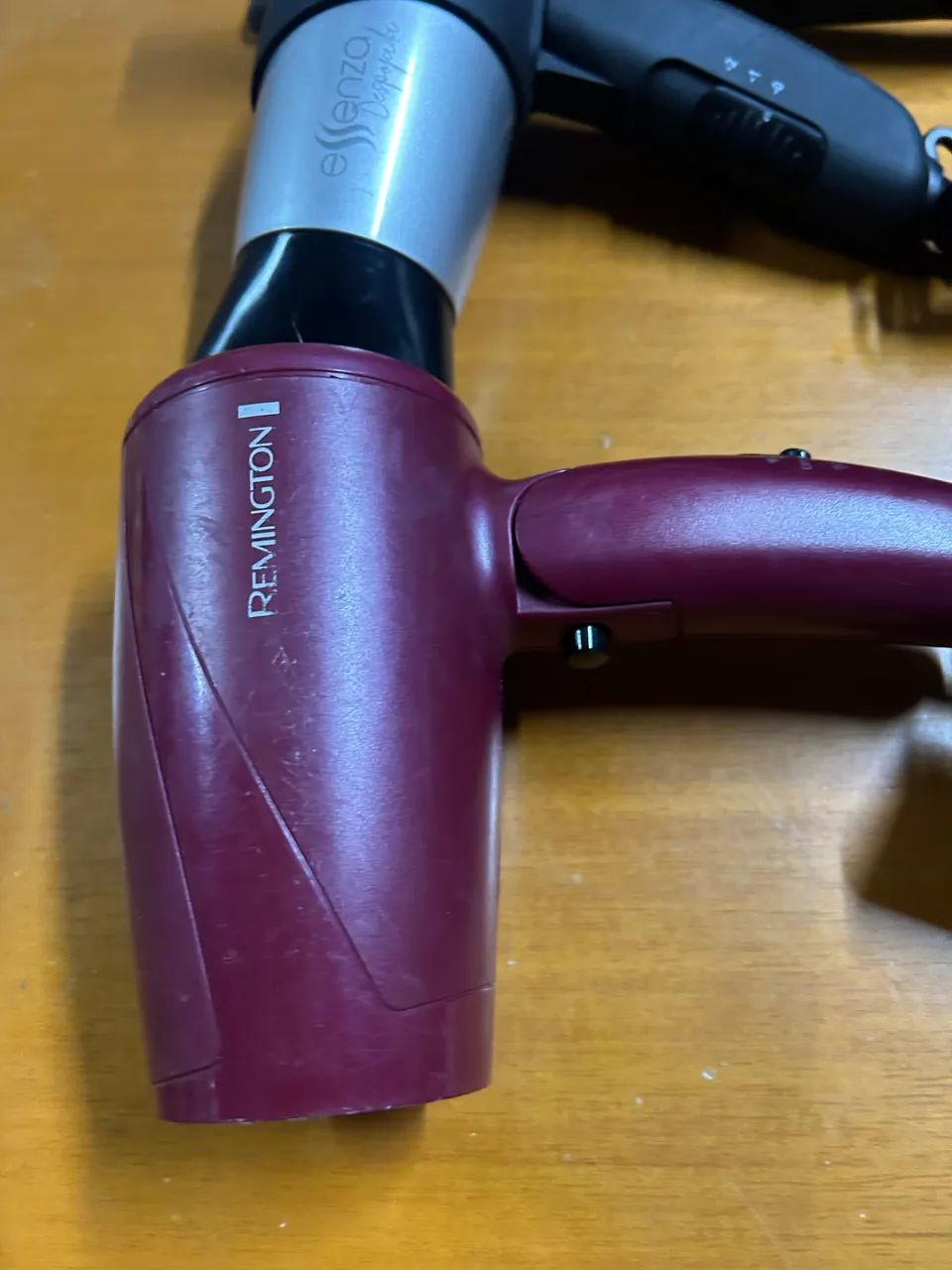 Vendo 2 secador de cabelo de brinde e uma chapinha o secador de cabelo é profissional