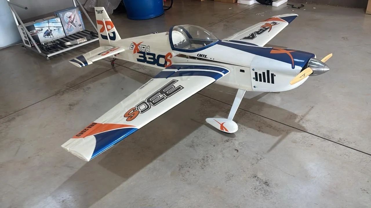 Aeromodelo extra 300