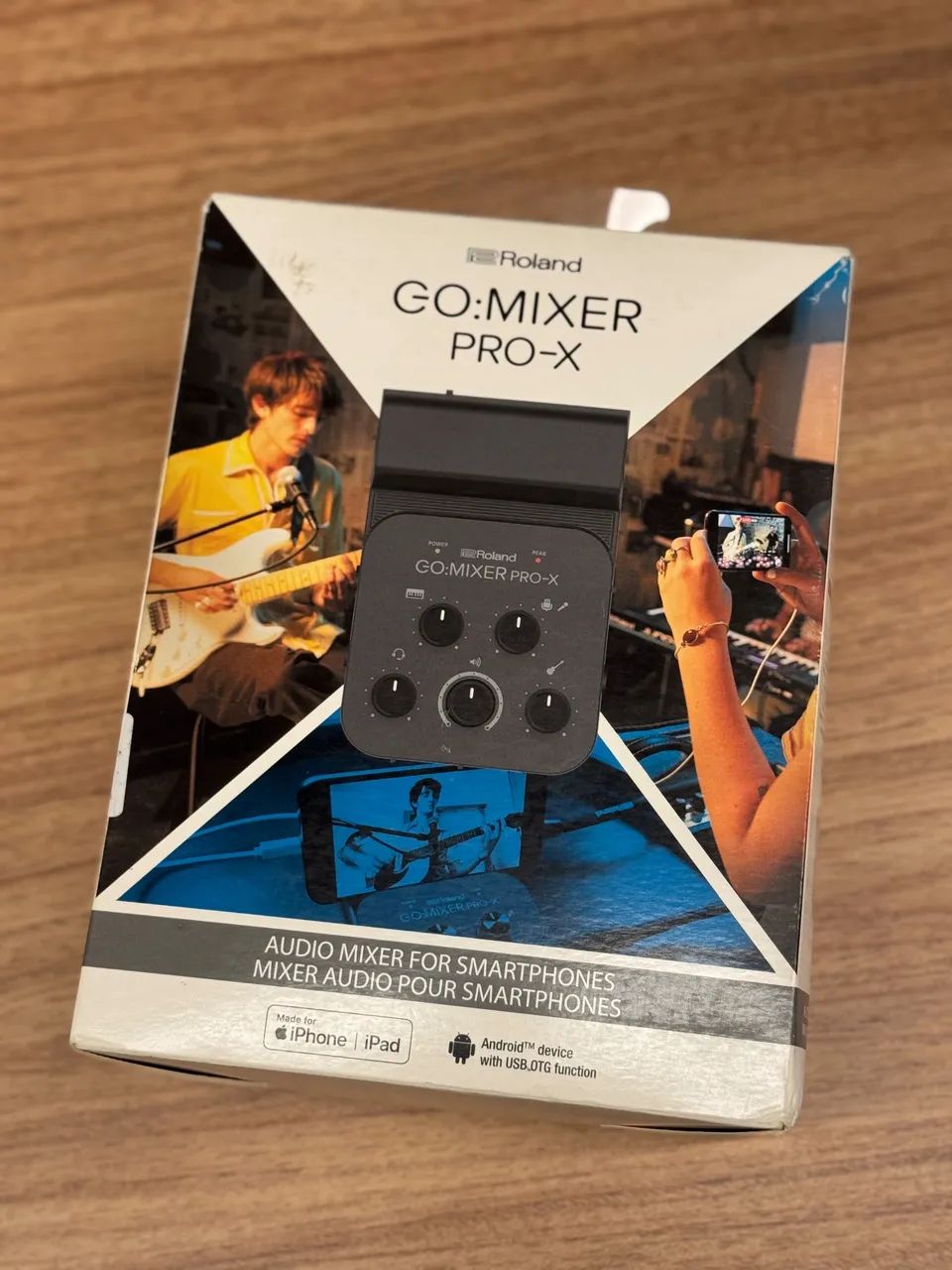 Roland Go mixer pro na caixa com acessórios 
