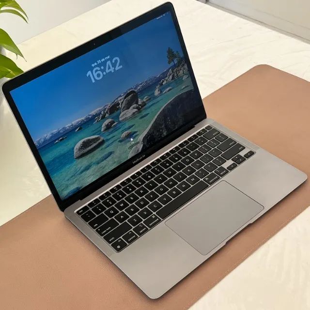 Macbook Air - Apple M1 - 8gb de RAM - 256gb de SSD - Tela de 13.3