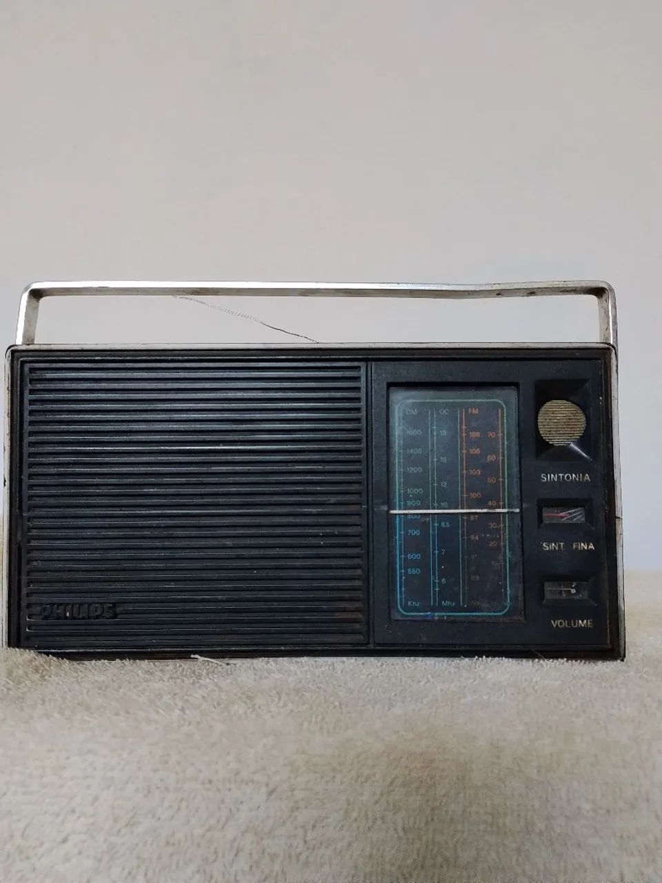 Rádio portátil Philips antigo 