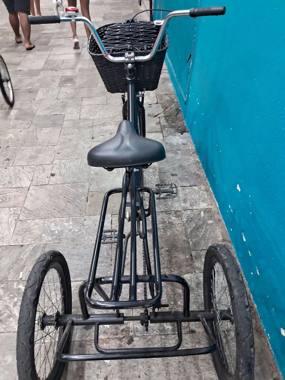 Triciclo com garupa para passear com cesta na frente e cesta de carga traseira  - Foto 2