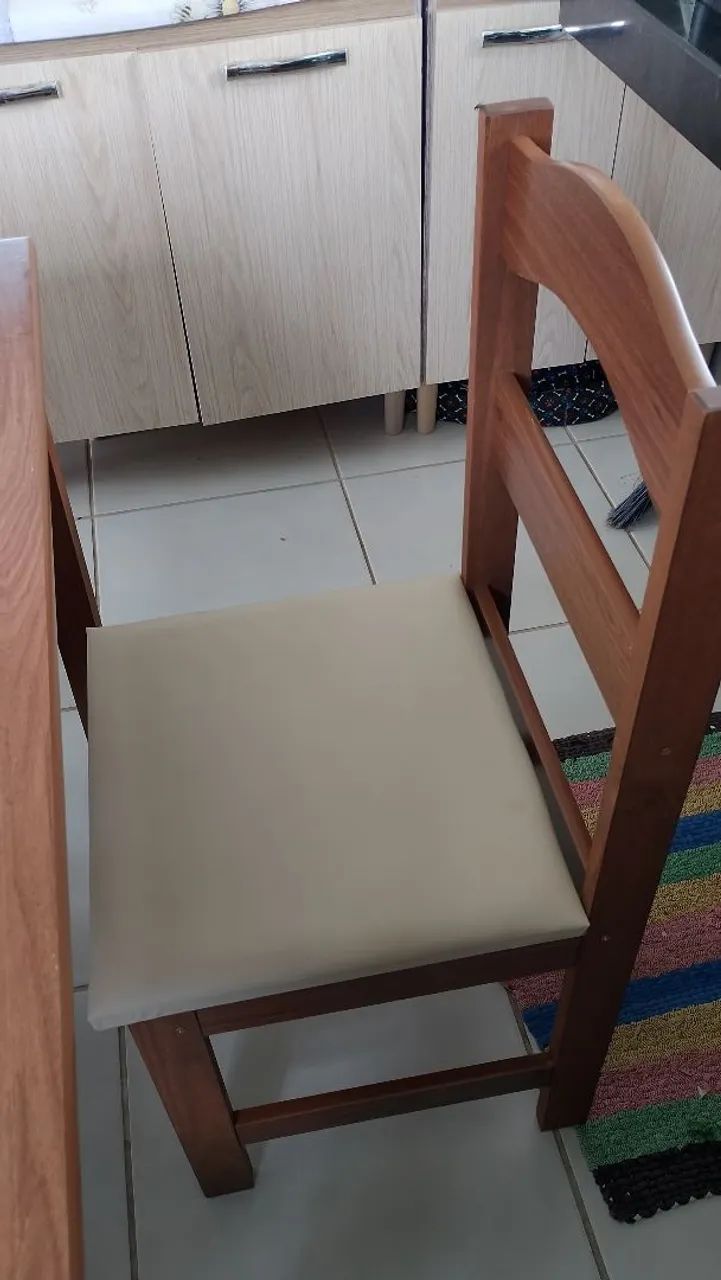 Vendo com 4 cadeiras  - Foto 2
