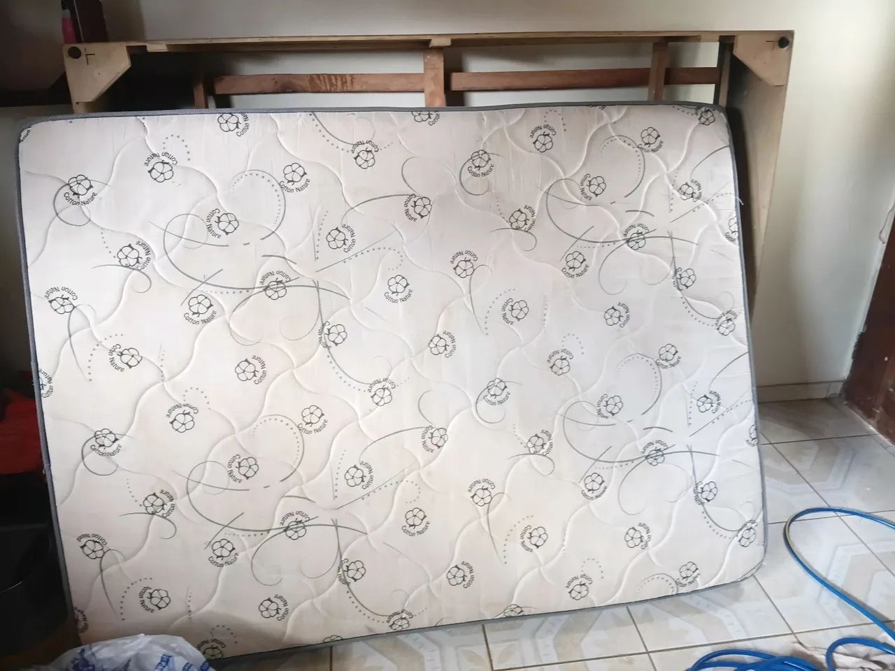 Cama casal Base de madeira + colchão 