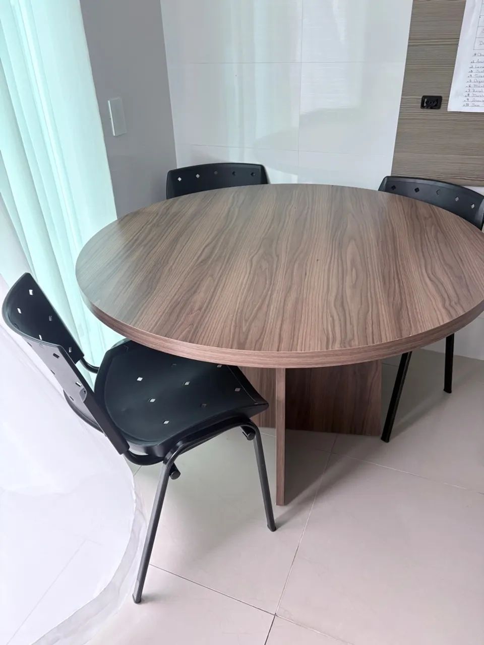 Mesa com 4 cadeiras redonda 