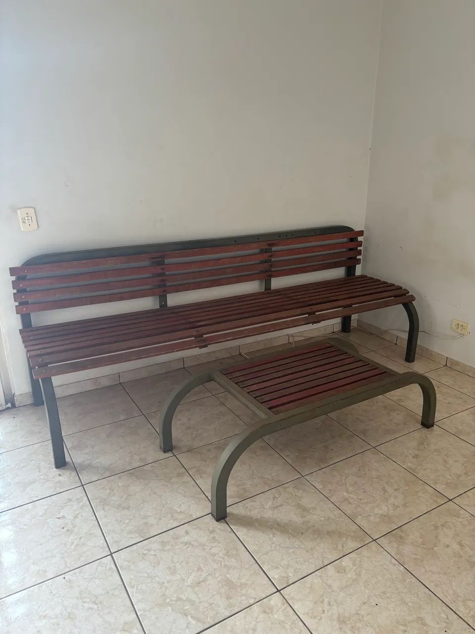 Jogo de Banco e Mesa de madeira e ferro 