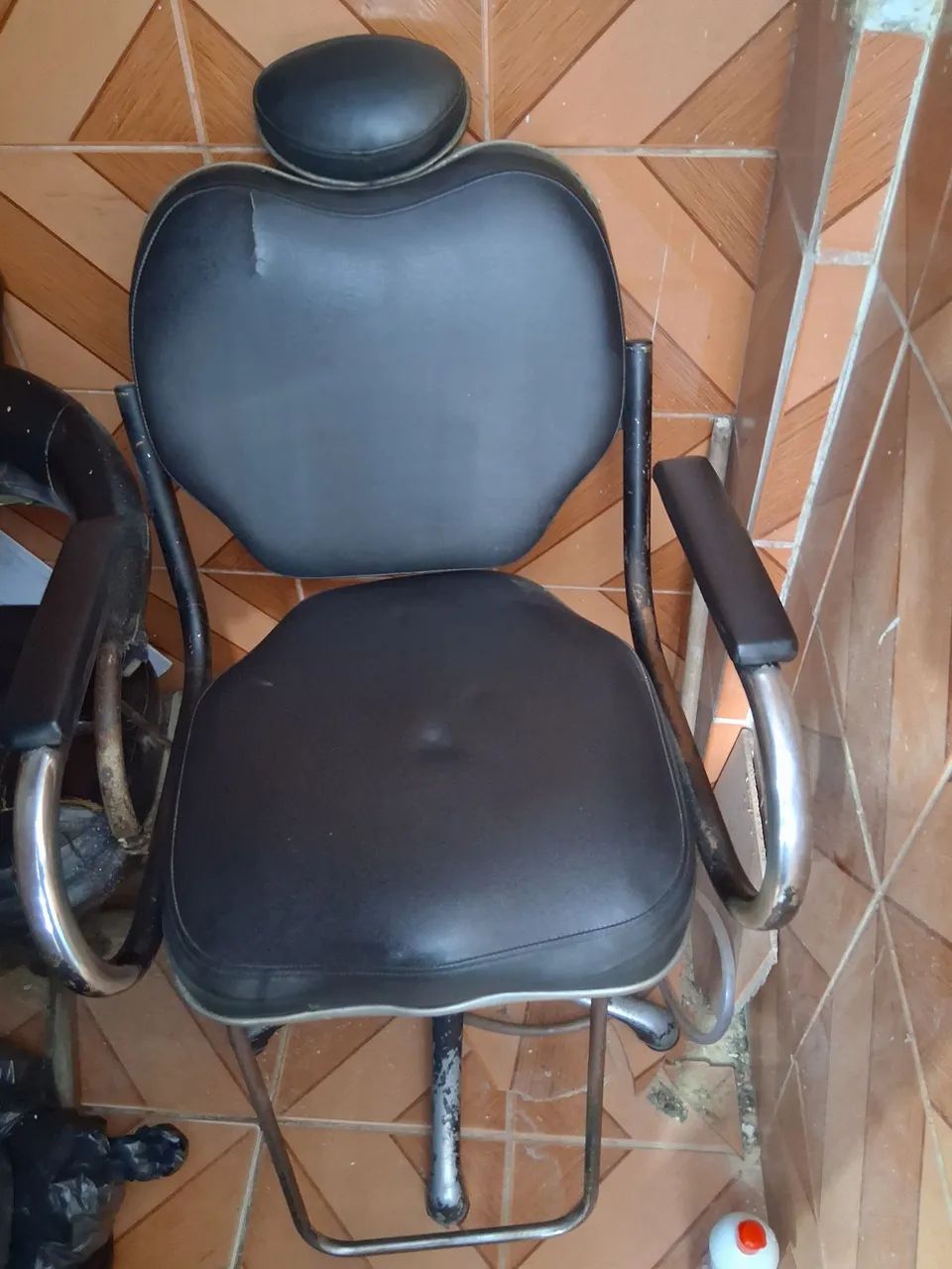 Vendo 2 cadeiras de barbeiro  - Foto 4