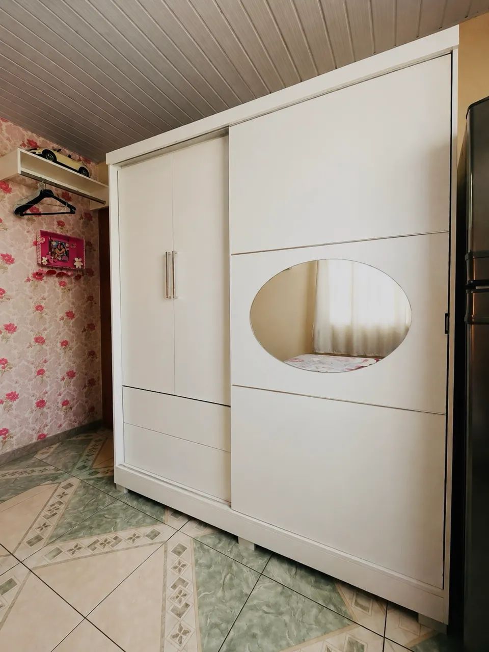 Guarda-roupa de solteiro grande com espelho e portas de correr